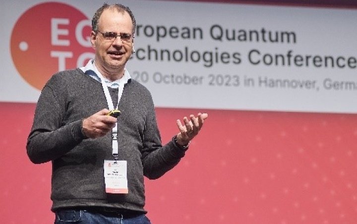 Frank Wilhelm-Mauch presents OpenSuperQPlus © Quantum Valley Lower Saxony / Peter Mate Frank Wilhelm-Mauch presents OpenSuperQPlus © Quantum Valley Lower Saxony / Peter Mate