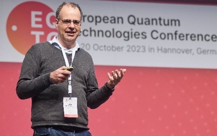 Frank Wilhelm-Mauch presents OpenSuperQPlus © Quantum Valley Lower Saxony / Peter Mate
