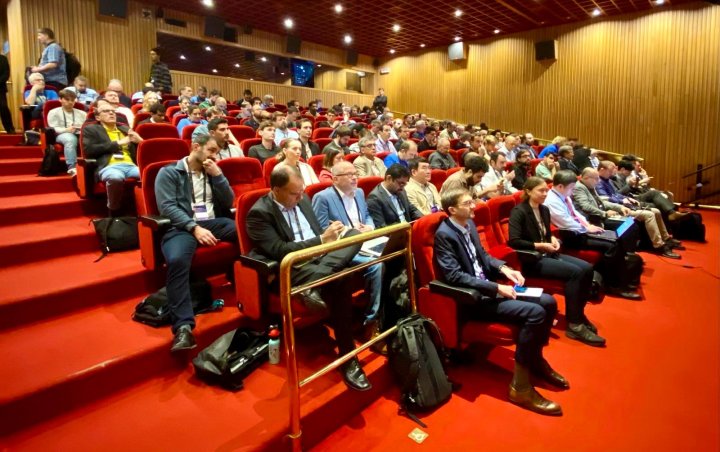 Large audience for the benchmarking session Large audience for the benchmarking session
